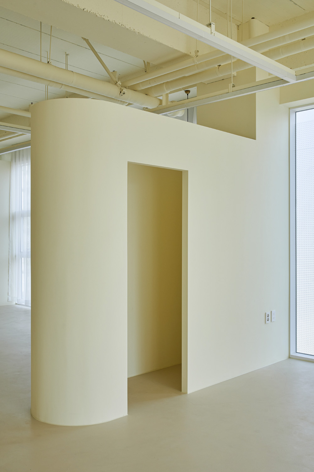 30 平米极简工作室，白色调的优雅魅力-20