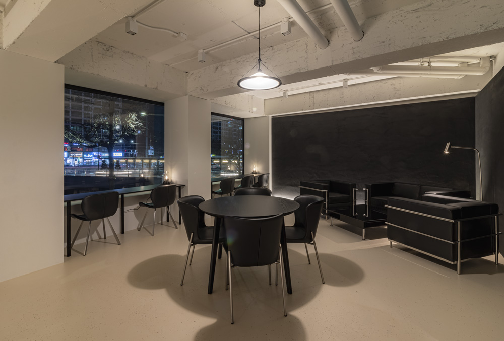 43 平小空间，打造极简白色调的咖啡馆魅力-9