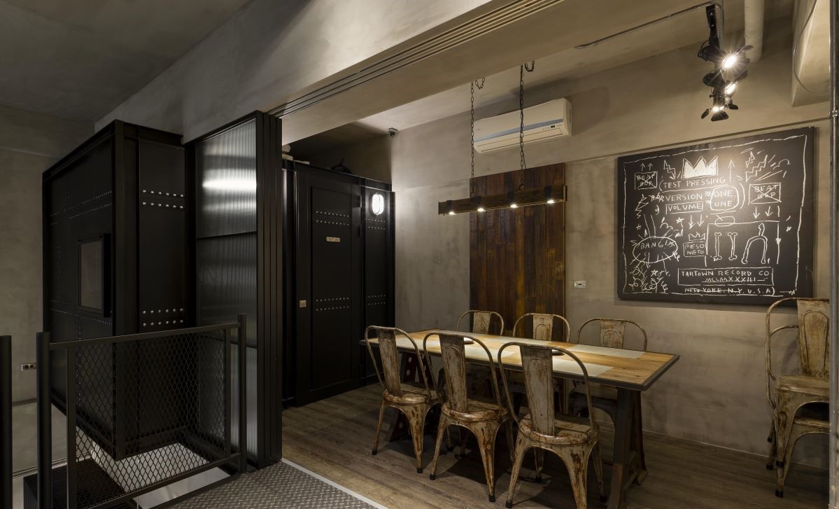 蒸气庞克风 33㎡挑高餐酒馆,复古科幻的工业艺术空间-19