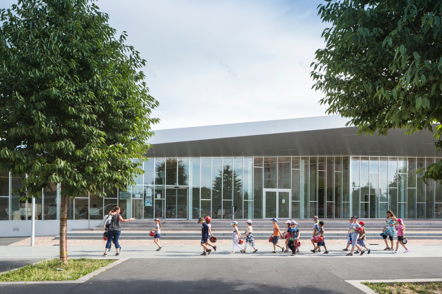 雕塑般的法国 Centre Le Lac 文化中心,打造多功能的社区聚集地-21