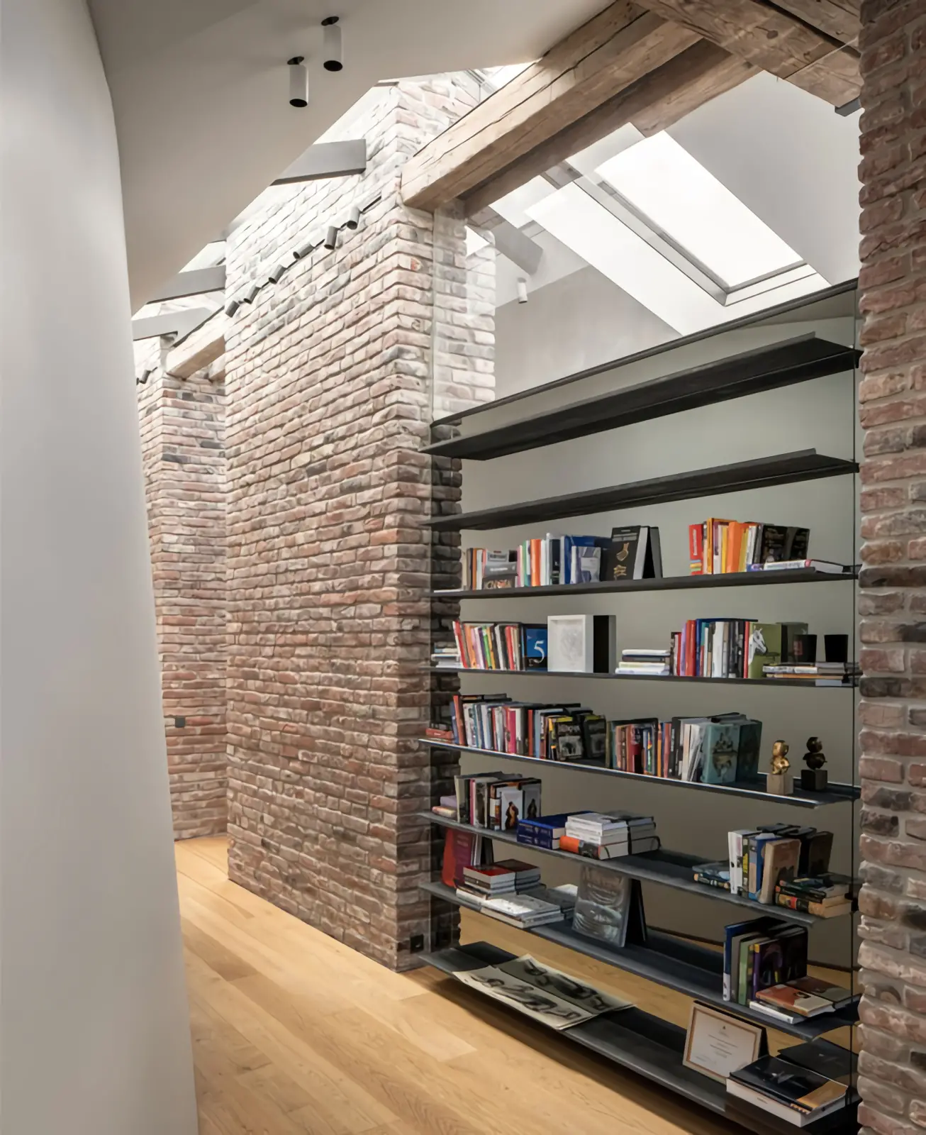 基辅独特设计阁楼 | 古老砖墙与现代钢火炉的完美融合-7