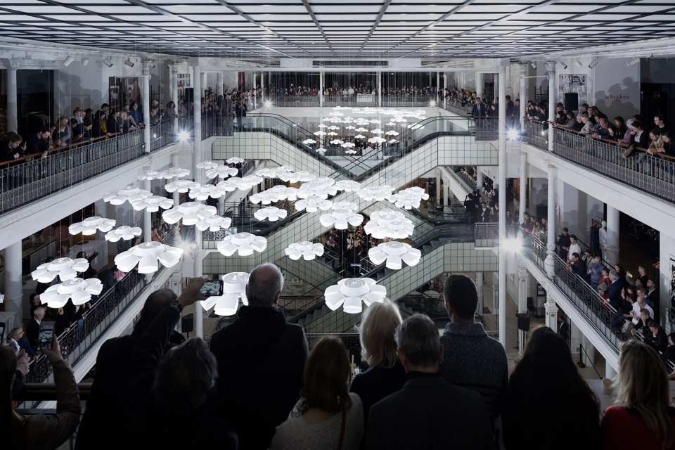 雨滴与花朵 · nendo 为巴黎 Le Bon Marche 打造白色展览-49