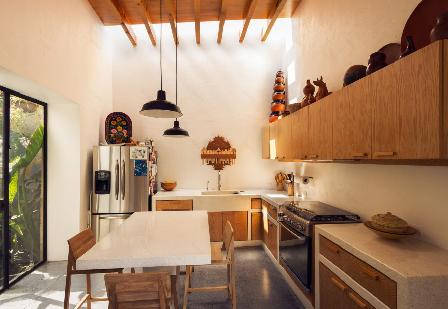 Andres Stebelski opens artist's house to courtyard in Mexico City renovation-24