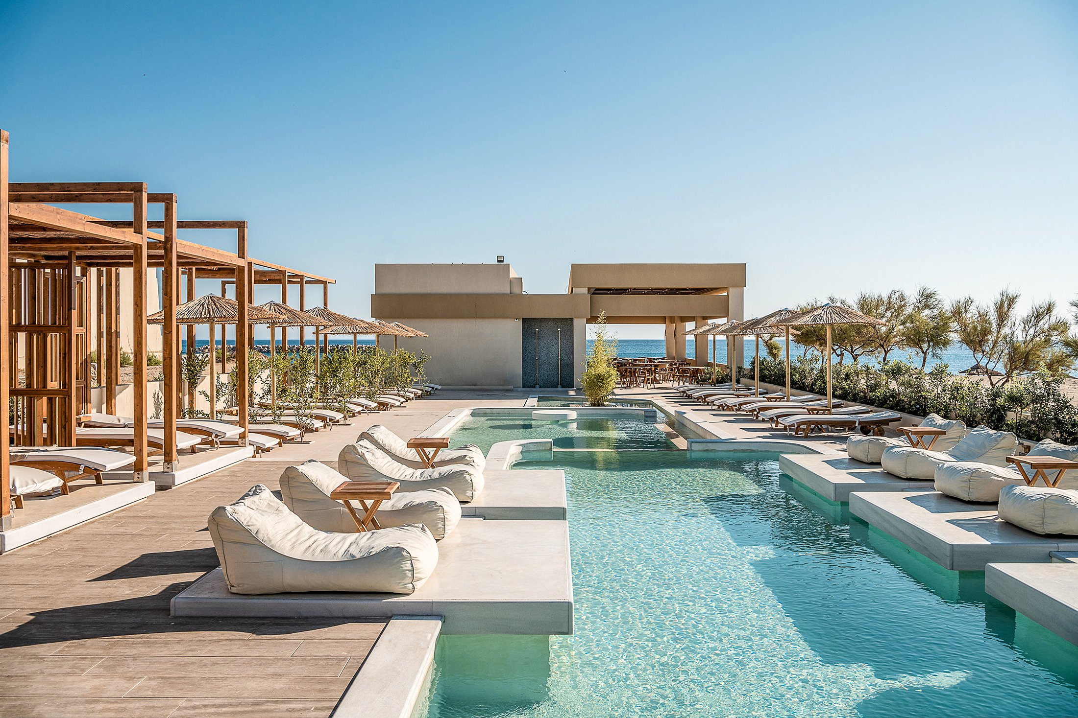 Avra Imperial Hotel 海滩酒吧餐厅设计丨希腊干尼亚丨Dimiourgiki ltd-0