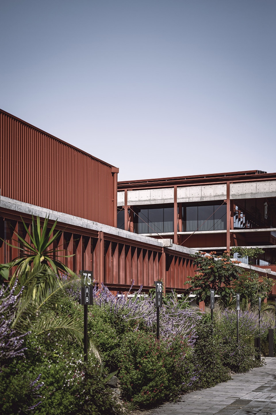 墨西哥 CBG 园区 | 钢筋混凝土与绿色花园的工业风范-47