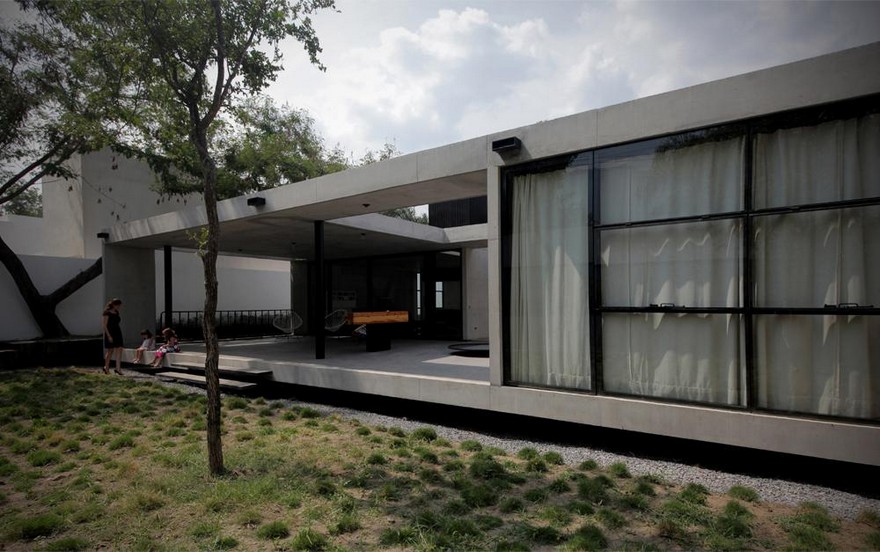 Rectangular Concrete House with an Interior Courtyard in Monterrey-9