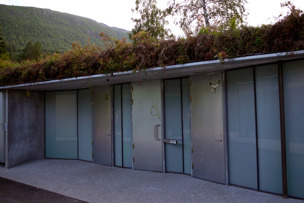 景区悬挑在悬崖上的桥-8