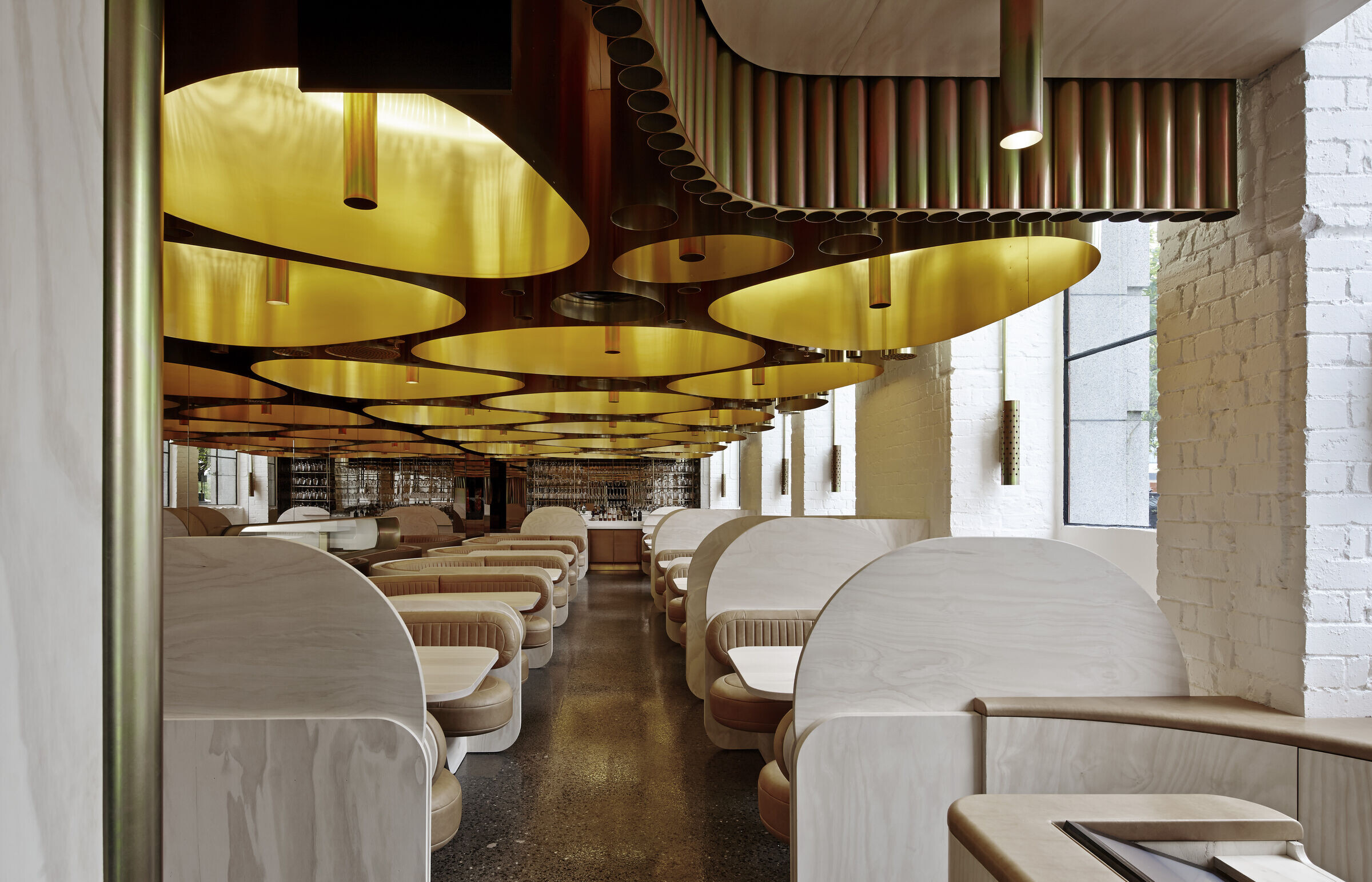 弧形纤维玻璃塑造的音响餐厅——墨尔本“Press Club”-10