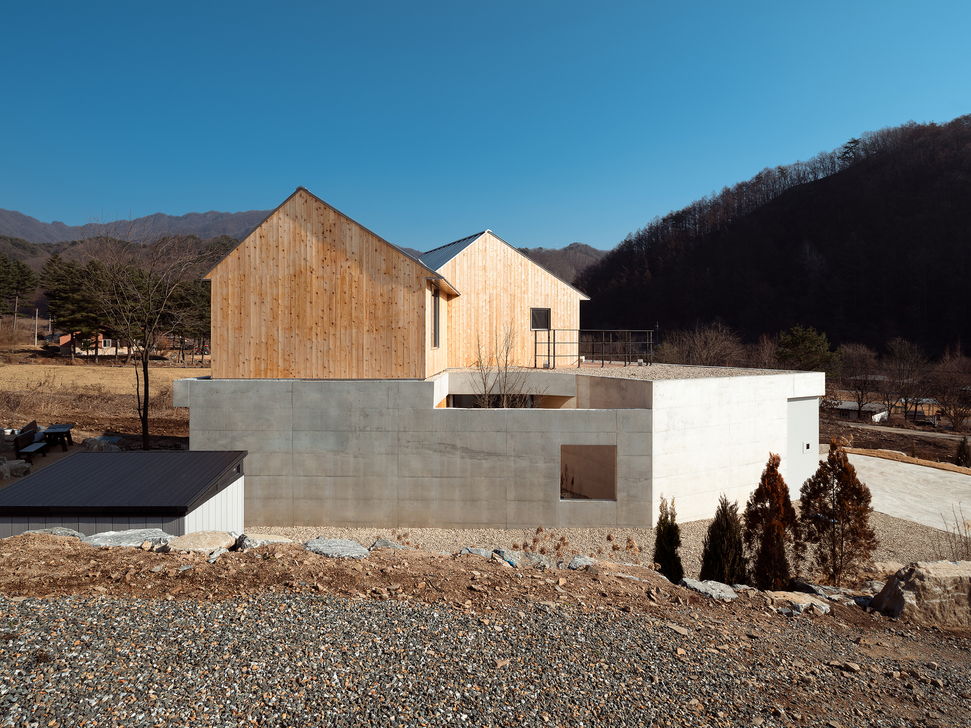 Two Gabled Volumes, One Landscape丨BRBB Architects-24
