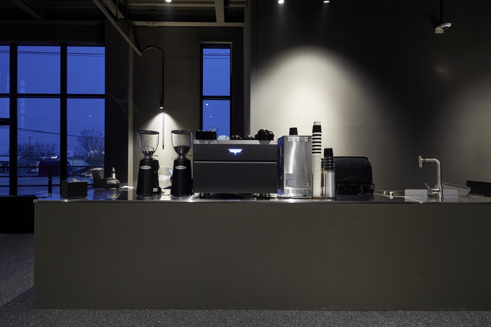 15 平米的极简黑色咖啡馆设计-10