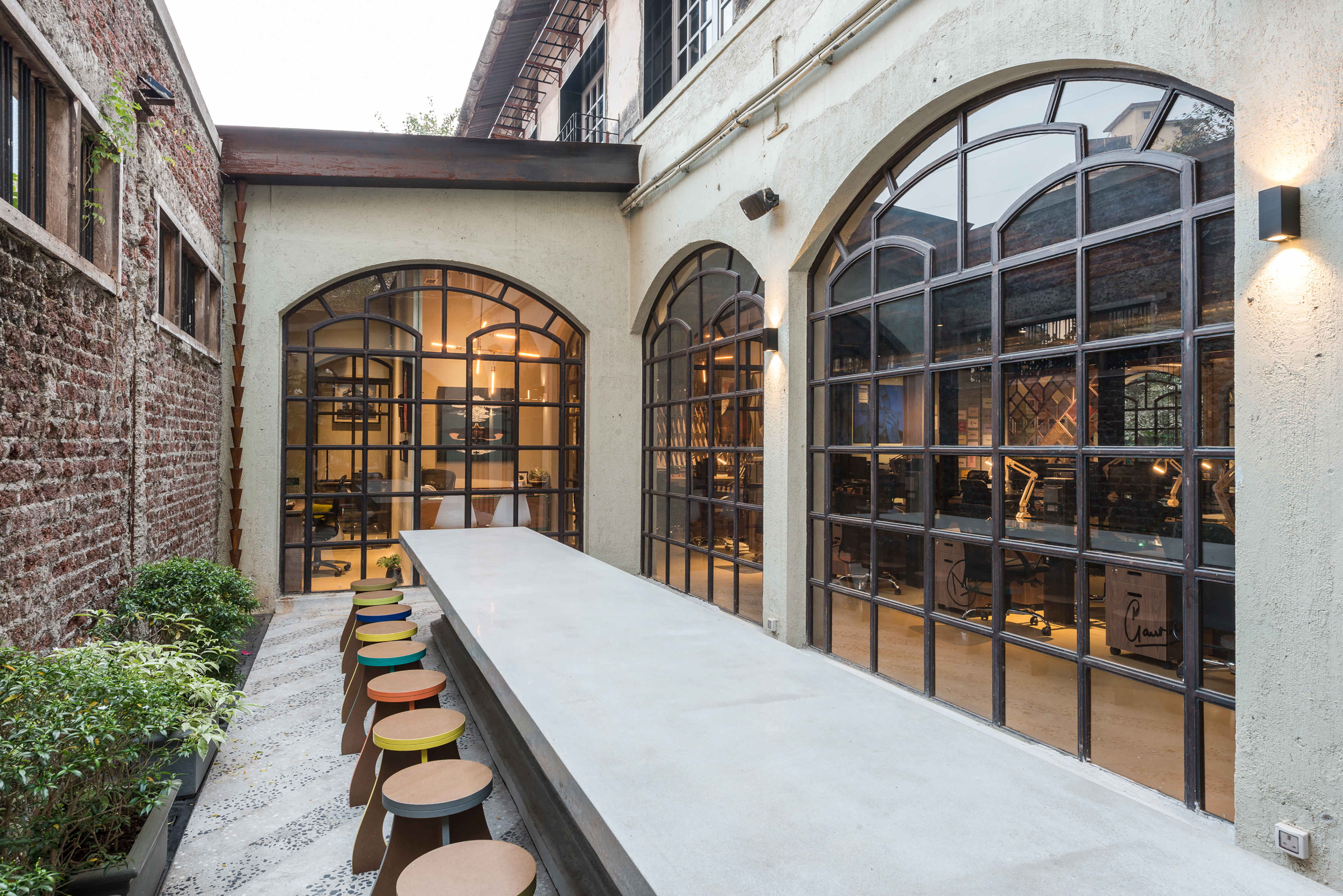 废弃仓库变身高颜值创意实验室-17