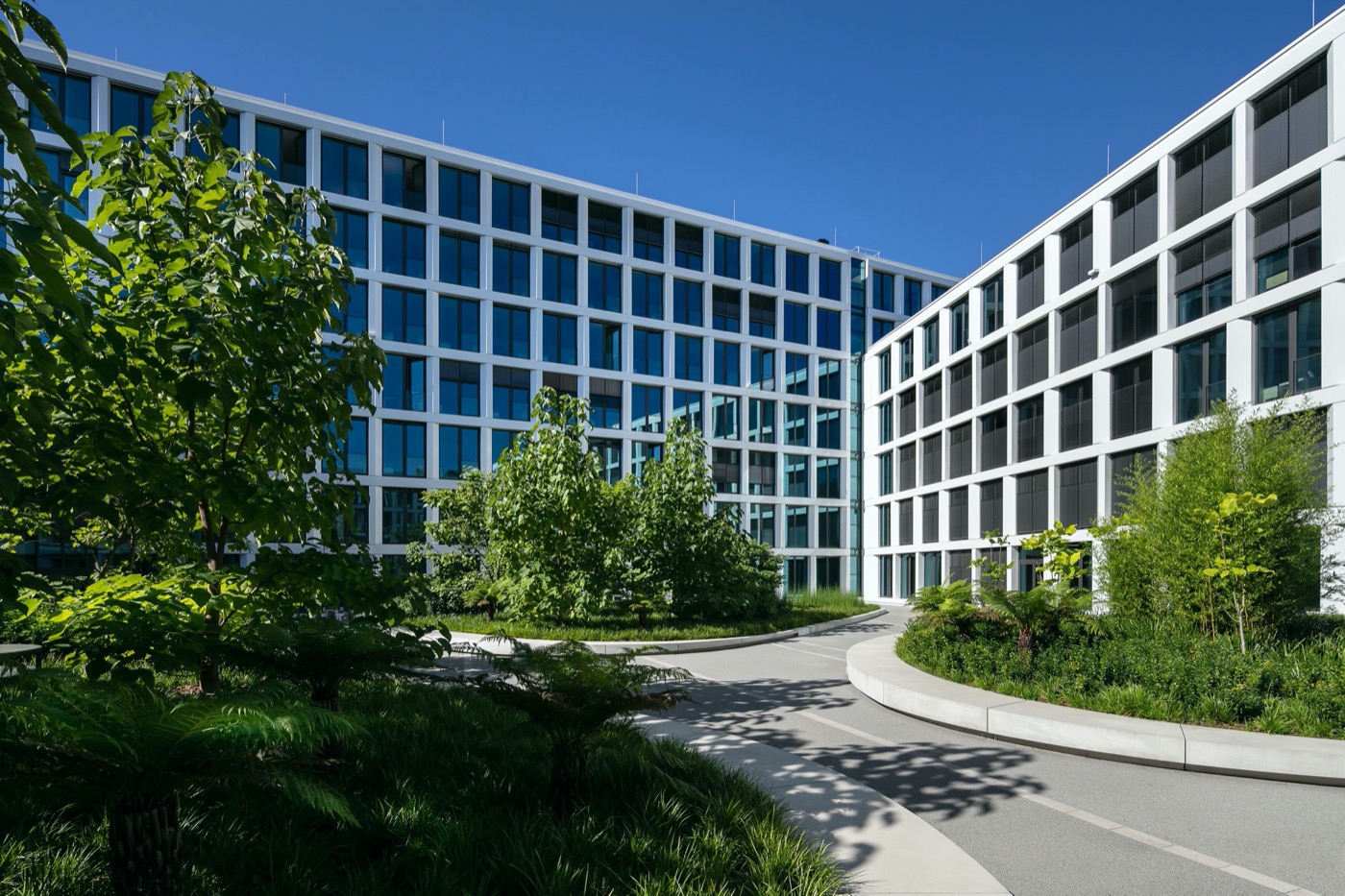 德国KVBW总部大楼的庭院景观-12