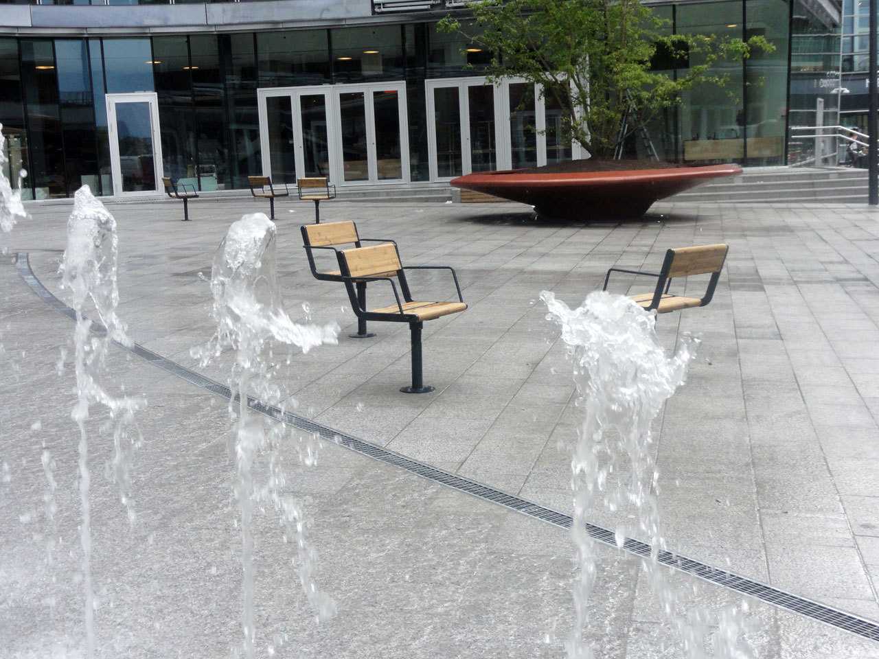 挪威 Lørenskog 中心广场 | 石材与绿植的和谐搭配-8