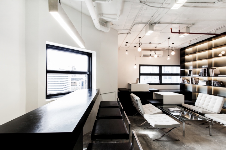 曼谷Rabbit’s Tale黑白办公空间设计-4