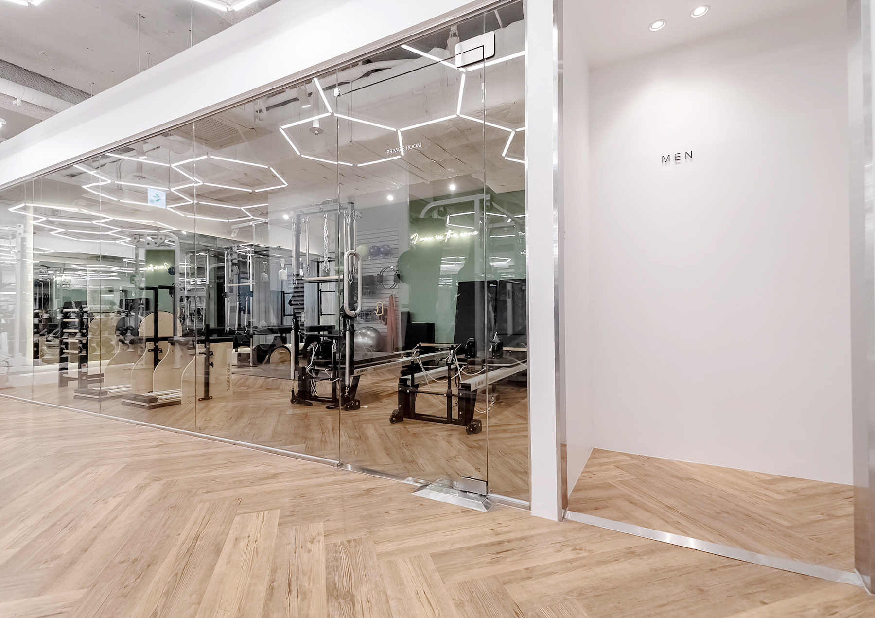 简约时尚的 88 平米 filates&PT 专卖店设计-9