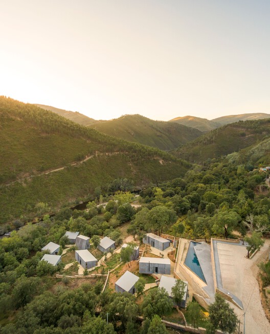 葡萄牙 Alvarenga 森林中的模块化小屋群丨SUMMARY-32