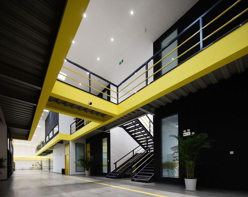 废旧仓库变身高颜值驾校，极简工业风诠释安全警示-19