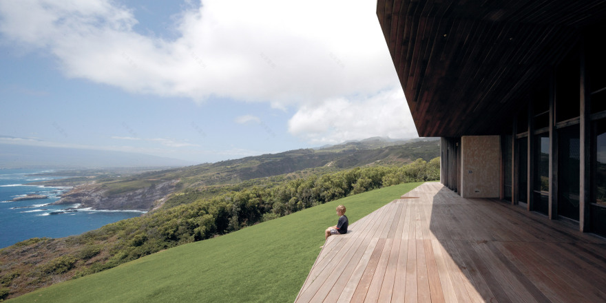 Angular roof covers clifftop home in Maui by Dekleva Gregorič Arhitekti-18