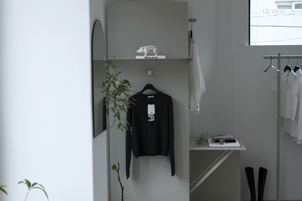 白色时尚迷你家具店设计-11