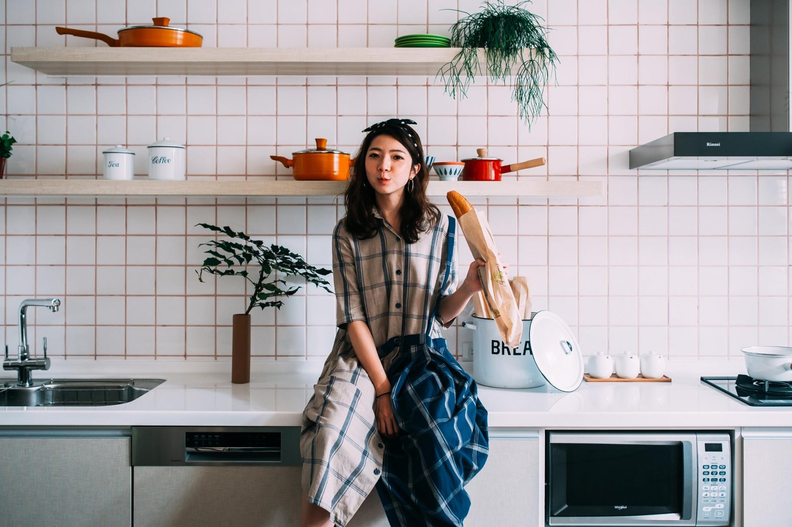 绿意盎然的家 | DIY 植物、纸飞机天花板、中岛厨房-18