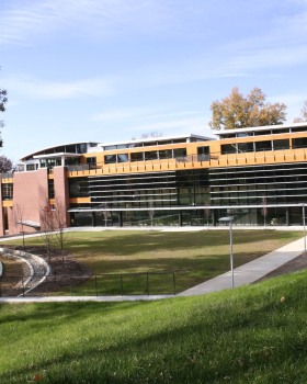 埃弗里特大学雨水庭院 averett university stormwater court by siteworks studio