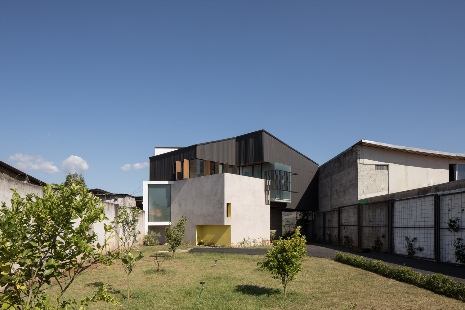 中央之屋 · 融入城市景观的简约现代住宅-14