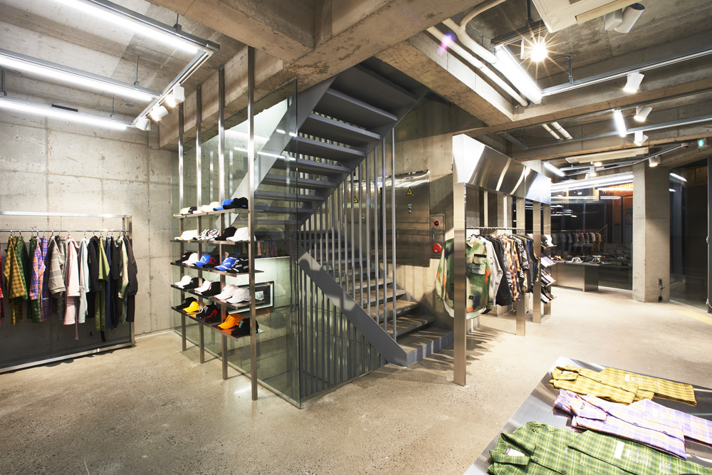 30 坪时尚复合式服装店 | 极简工业风打造潮流空间-4