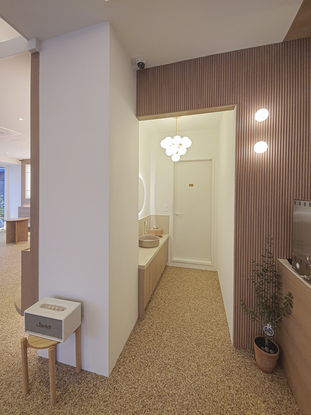 白色与木色，打造温馨 40 平米咖啡厅-12