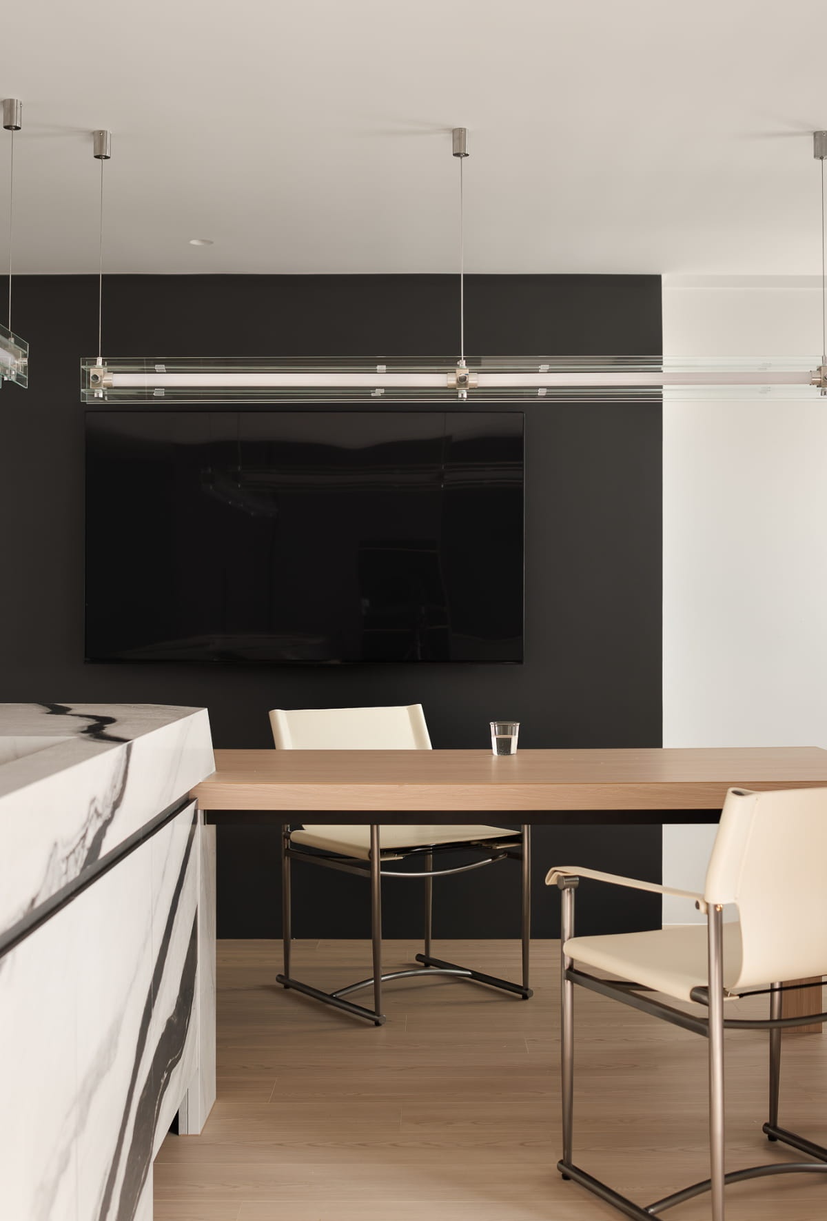 剥离繁杂,黑白描绘生活的纯粹与本真丨赫设计-42