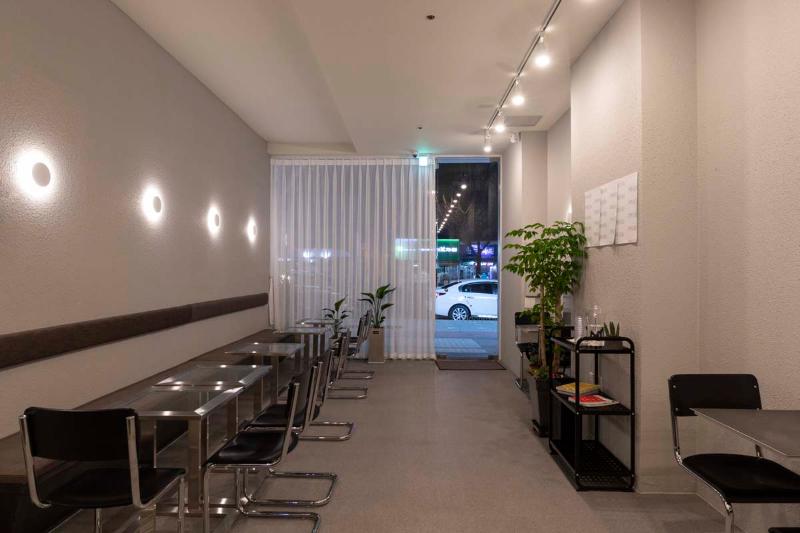 黑白光影中的 13 坪咖啡空间-8