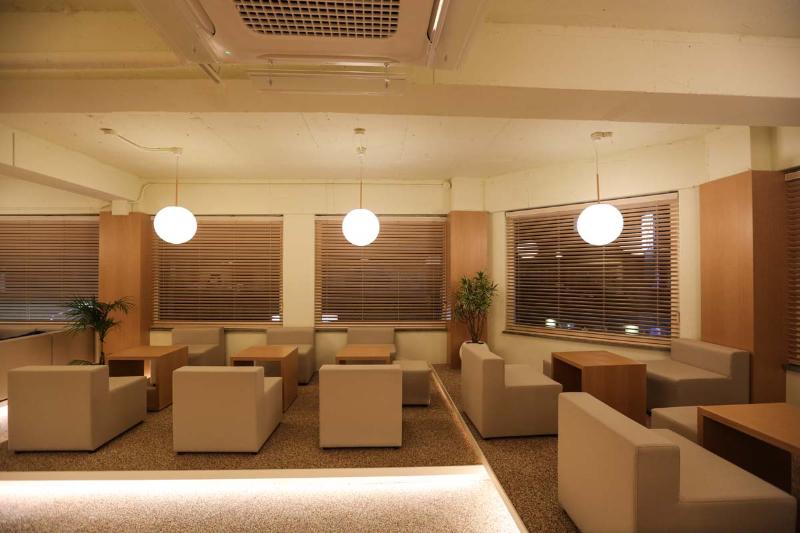 60 平温馨咖啡馆，白色与木质的完美融合-3