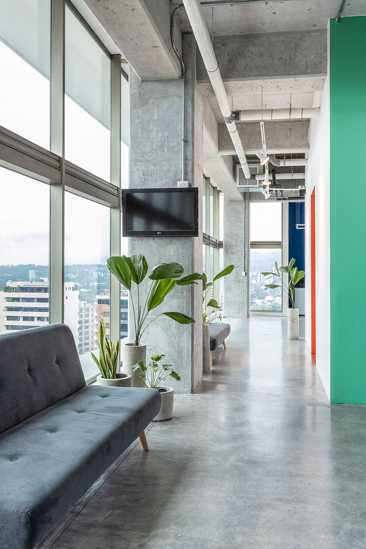 Guatemala 办公室 · 色彩活力协作空间-20