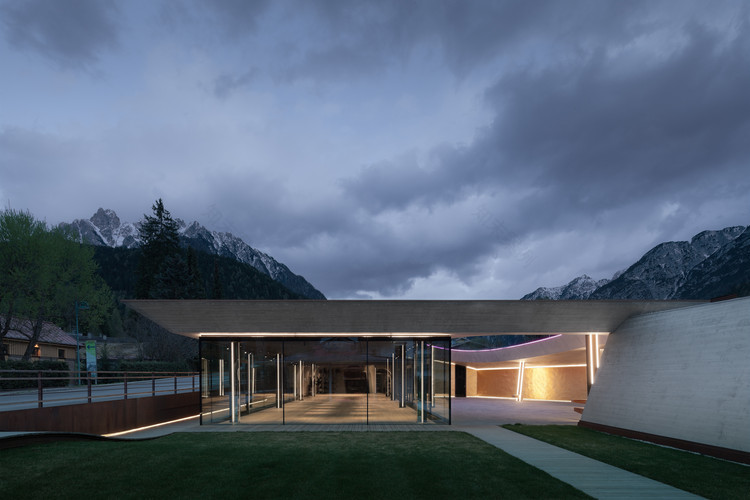 弗朗茨·克拉勒品牌南蒂罗尔地区奢侈品购物建筑设计-42