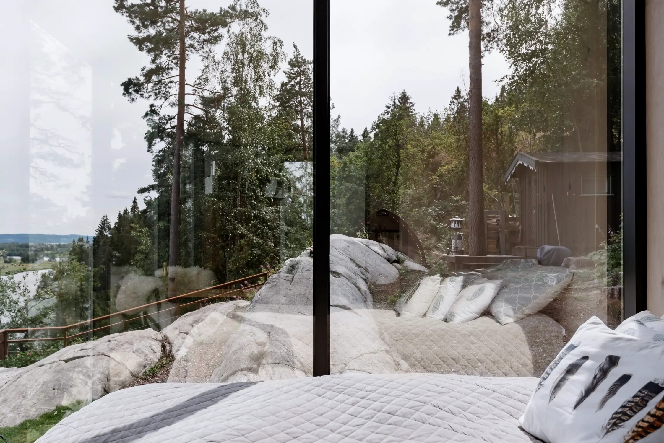 挪威自然中的梦幻玻璃屋-10