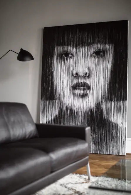 203 平米黑色经典公寓，摩洛哥地毯与潘顿椅的时尚碰撞-1