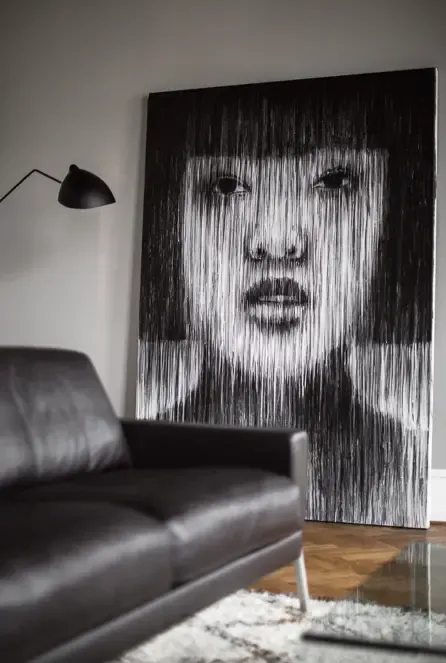 203 平米黑色经典公寓,摩洛哥地毯与潘顿椅的时尚碰撞-1