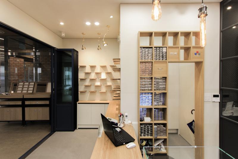 现代简约 12 平米眼镜店设计-13