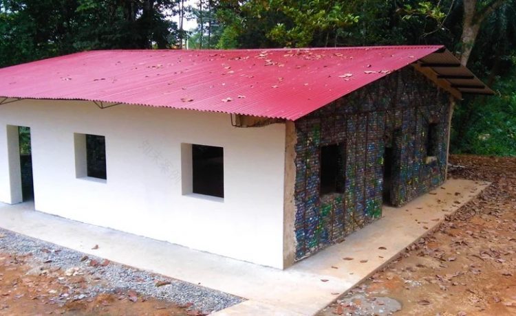 罗伯特·贝佐塑料瓶村庄-24