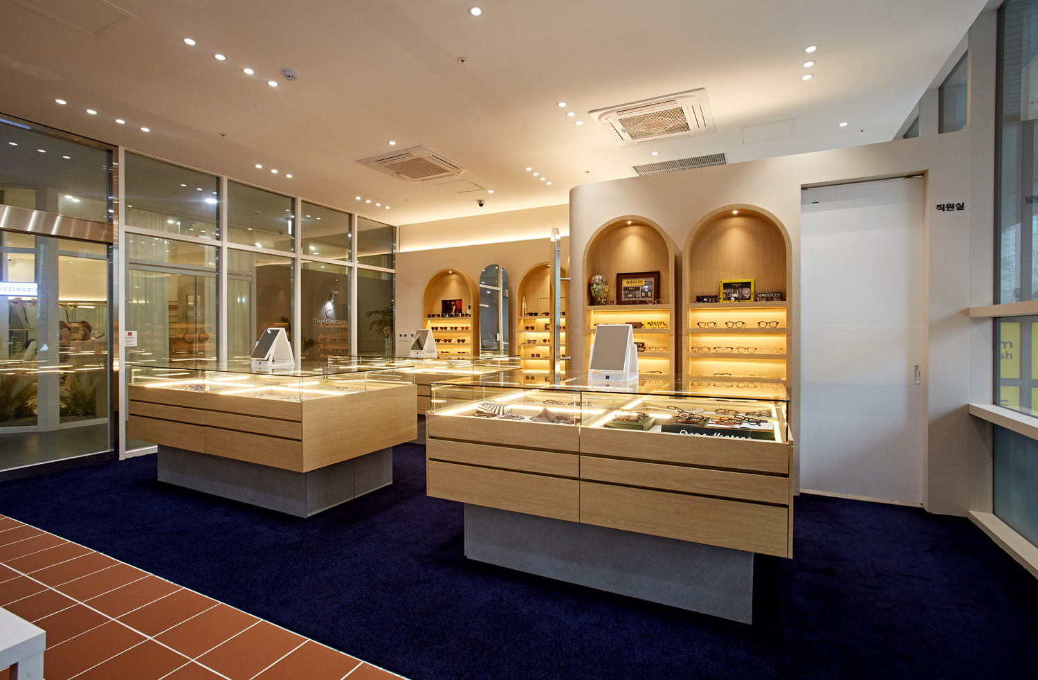 照明点睛之笔 | 高级眼镜店室内设计-4