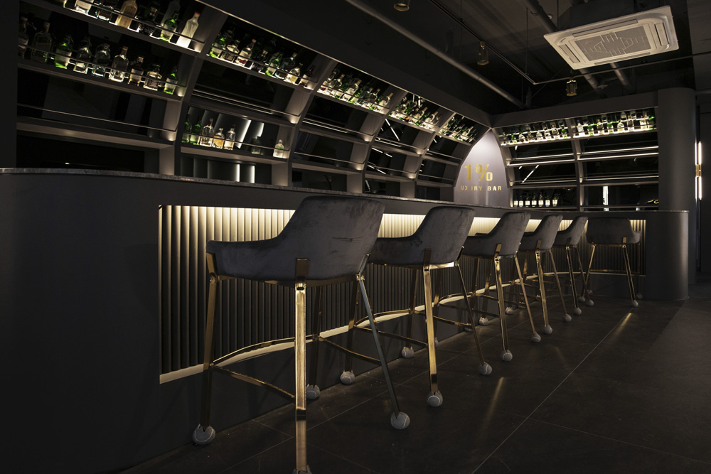 高级黑 | 巴塞罗那 1% 餐厅的惊艳室内设计-6