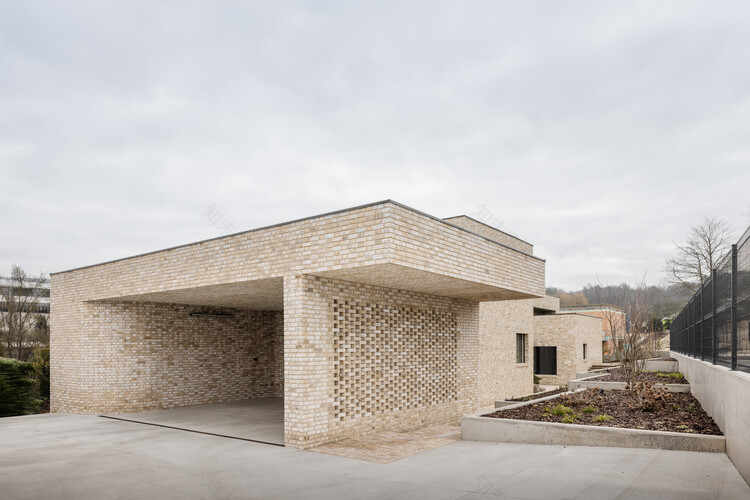 砖石之家 · 融合自然与现代的斯洛伐克家庭住宅丨斯洛伐克布拉迪斯拉发丨ARCHITEKTI mikulaj & mikulajova-2