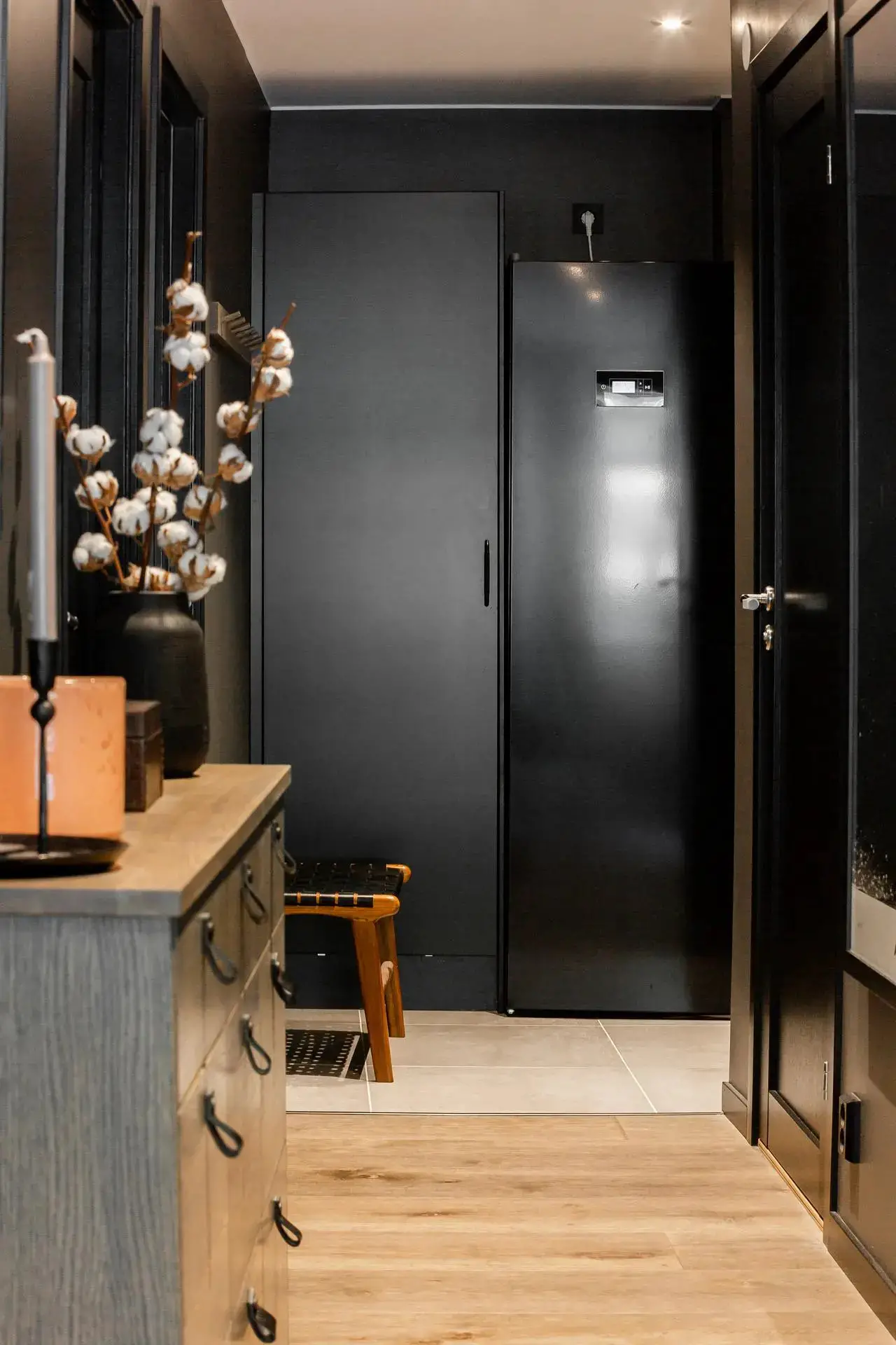 瑞典 63m2 小户型公寓的暗色调设计魅力-10