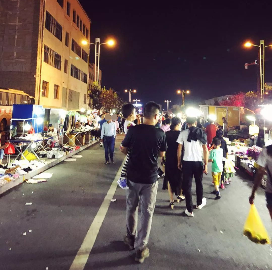 异乡夜色 · 小店的千姿百态丨黄兴国-30