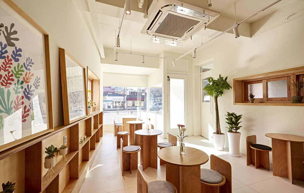 白色与木质，打造 16 平米温馨咖啡馆-7