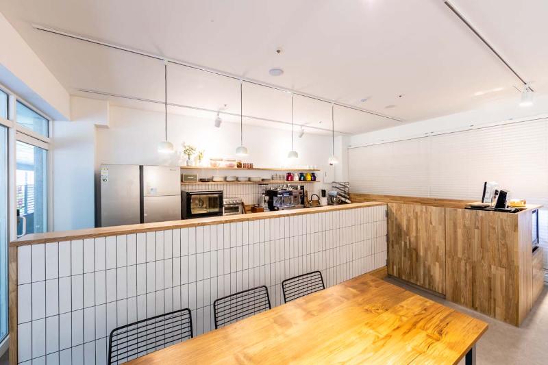 简约清新，白色&木纹的舒适布兰奇咖啡馆-2