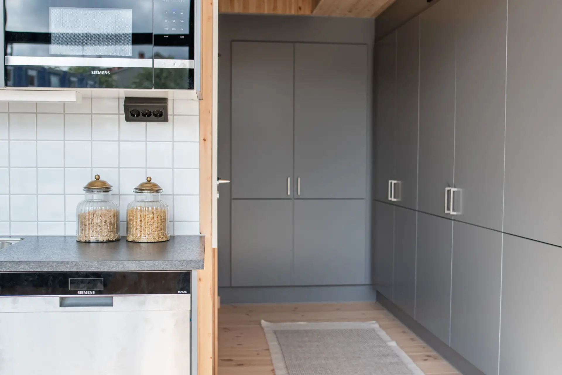 粗糙混凝土墙上的温暖迷你复式公寓-5