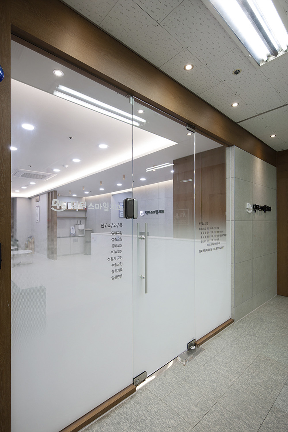 白色与木质的极简魅力 | 38 平米牙科诊所设计-19