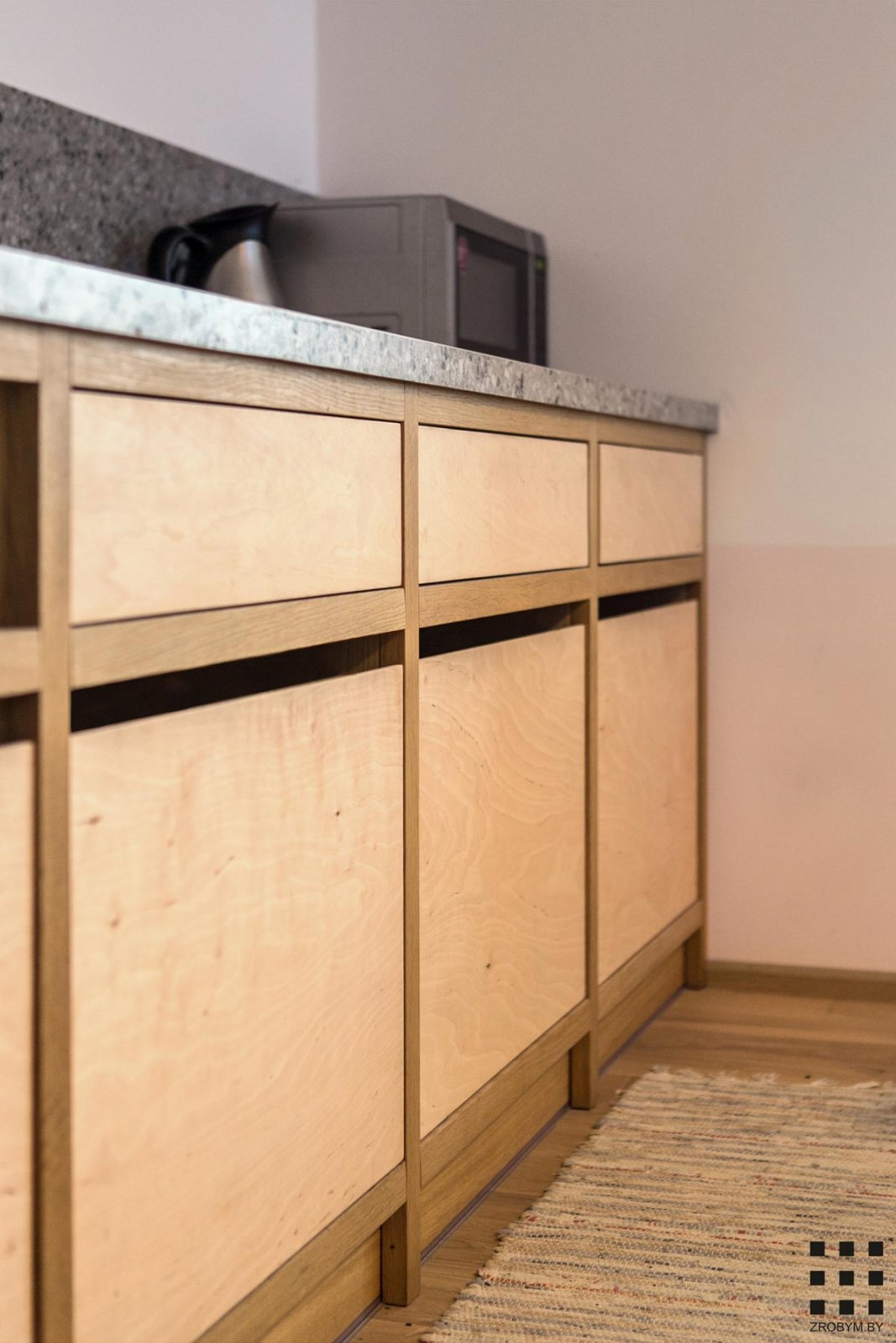 粉红与木，白俄罗斯46㎡单身公寓  Zrobym architects-16