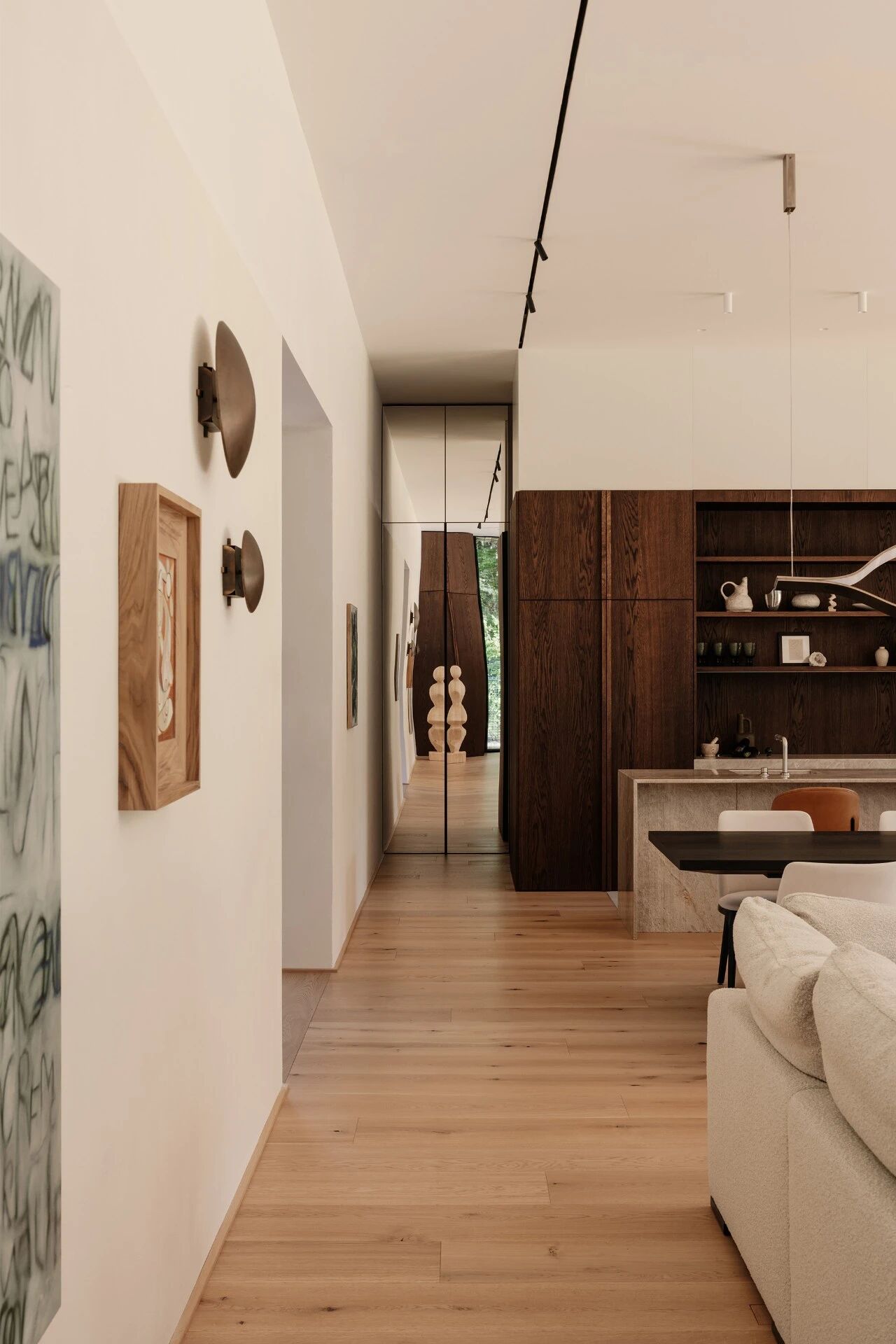 鸸鹋屋（注：EMU是鸸鹋，一种澳大利亚特有的鸟类，若这里的EMU有特殊含义，请提供更多背景信息以确保准确翻译） 丨华沙的工作室81.WAW-13