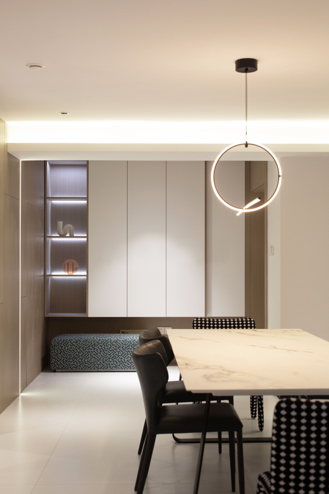 琐碎空间大改造 | 220 平经典现代风设计，灯光与质感的完美结合-19